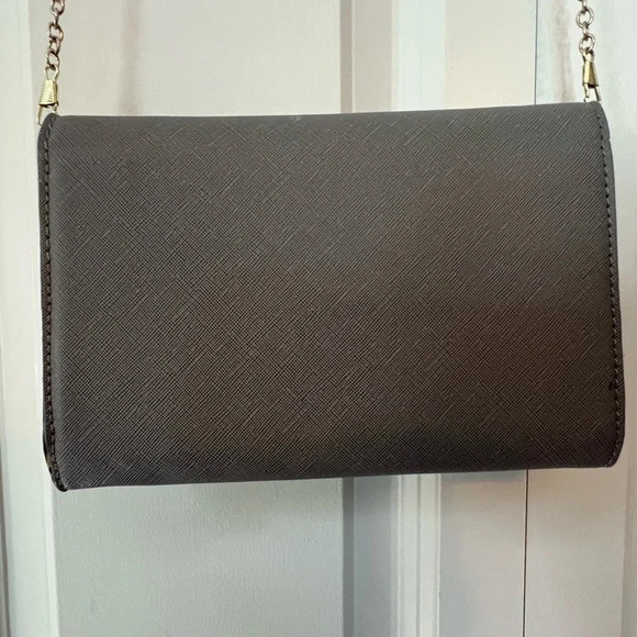 Betsy Johnson small bag. Gray and gold chain. - Picture 4 of 6